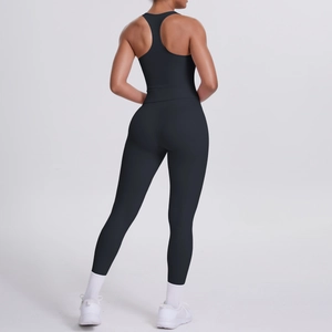 Vue arrière d'un ensemble brassière de sport dos nageur et legging noir sur modèle