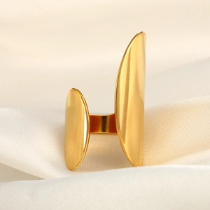 Détail d'une bague géométrique en or 18k avec plaques polies sur fond en soie douce