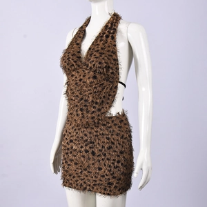 Détail de la texture en fausse fourrure et de l'imprimé léopard brun sur la mini robe dos nu