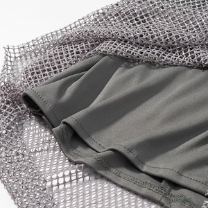 Gros plan détaillé du tissu en maille grise avec strass brillants et doublure douce