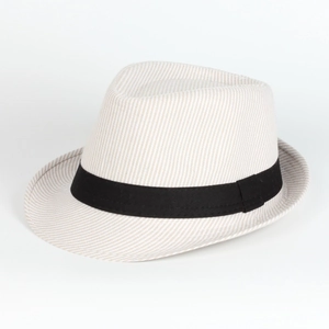 Détail du chapeau fedora à rayures avec un ruban décoratif noir classique sur la base