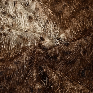 Vista macro dettagliata della trama con frange bicolore e del tessuto a rete metallica