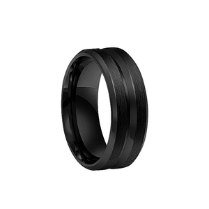 Vue détaillée d'une bague de 8mm en acier inoxydable noir mat avec rainure centrale