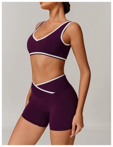 Détail de brassière de sport violette avec bordure blanche et taille croisée en forme de V