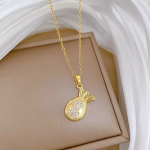 Gros plan du pendentif sac d'argent doré avec strass sur tissu en soie