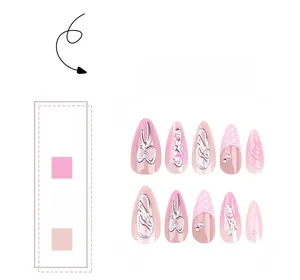 Détails d'ongles roses dégradés avec nœuds argentés 3D et décorations de perles