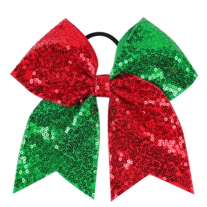 Détail d'un grand élastique à cheveux nœud de Noël à paillettes rouge et vert vif