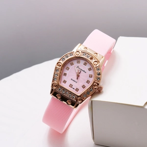 Luxuriöse Damenuhr in Roségold mit rosa Silikonarmband und Kristall-Lünette
