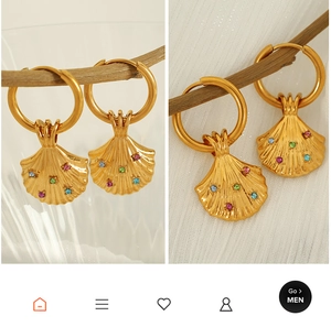 Makroaufnahme von 18K vergoldeten Creolen mit buntem Strass und Muschel-Anhängern