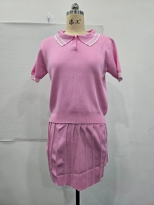 Ensemble en maille rose deux pièces avec haut polo et jupe plissée à rayures blanches