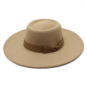 Détail du chapeau en laine avec ruban gros-grain assorti et un petit nœud élégant