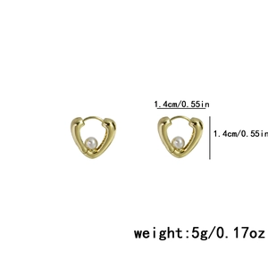 Vue détaillée des boucles d'oreilles cœur en perles dorées avec dimensions et poids