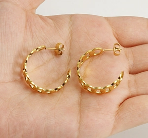 Detail of 18K gold plated stainless steel C-shape earrings with Cuban link texture