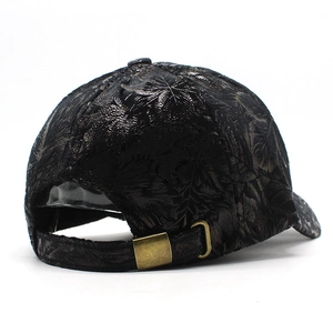 Casquette de baseball noire pour femme avec texture de feuilles et boucle en cuivre