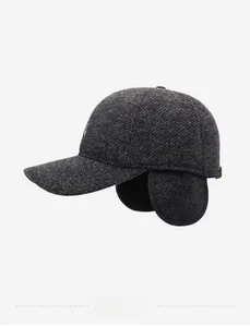 Détail de la casquette d'hiver en laine gris foncé avec cache-oreilles pour la chaleur