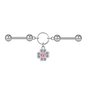 Detail eines silbernen Industrial-Barbells mit Blumenanhänger und rosa Kristalleinlage
