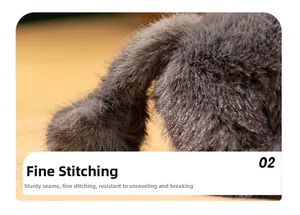 Detalle de las costuras densas y el acabado resistente en el peluche de gato gris