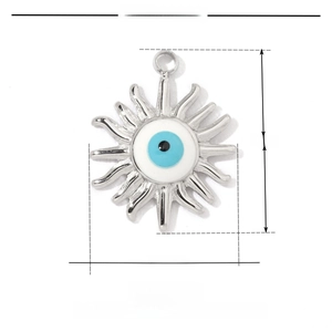 Dettaglio ciondolo sole in acciaio inox argento con occhio blu e dimensioni di 14 mm