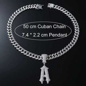 Détail d'une chaîne cubaine argentée avec pendentif lettre A gothique glacé et mesures