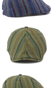 Vue verticale de casquettes rétro rayées marine et olive avec boucles latérales