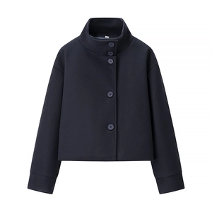 Détail d'un manteau court en laine bleu marine avec col montant et boutonnage