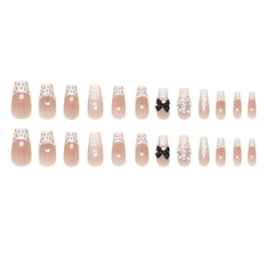Unghie finte stile francese con fiocchi neri, perle e glitter argento su forma a bara