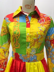 Detalle del vestido camisero colorido con motivos barrocos dorados y estampado de leopardo