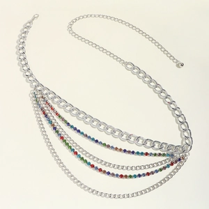Détail de la chaîne de taille dorée multicouche avec strass colorés et fermoir mousqueton