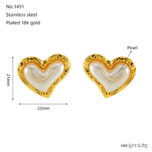 Detail view of heart pearl earrings with 21mm height and 18k gold plated dimensions