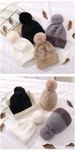 Détail du bonnet d'hiver en maille avec grand pompon en fausse fourrure et texture épaisse