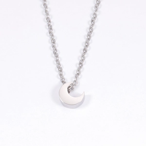Collier avec pendentif croissant de lune en acier inoxydable argenté poli sur fond blanc