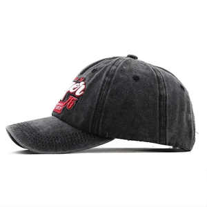 Vista laterale del cappellino da baseball in cotone lavato grigio scuro con ricamo