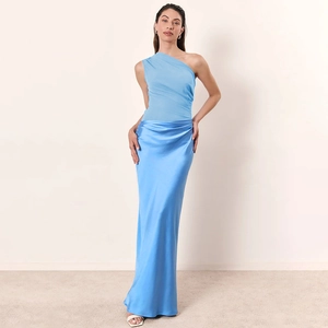 Robe longue élégante bleu clair à une épaule avec haut froncé et jupe en satin