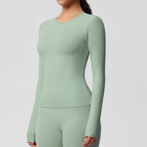 Détail du tissu brossé extensible et de la couture latérale de l'ensemble de yoga à manches longues