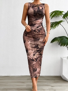 Détail de robe en tulle tie-dye marron avec coupe moulante et finitions froncées