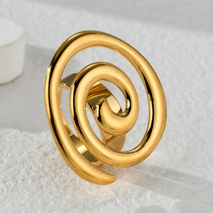 Anillo de acero dorado con diseño de espiral irregular y círculo calado de estilo minimalista