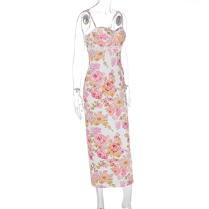 Détail d'une robe midi blanche avec imprimé floral rose et bordure en dentelle délicate