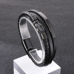 Détail macro du bracelet multicouche en cuir tressé pour hommes avec fermoir magnétique noir