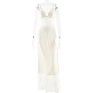 Robe longue blanche élégante avec empiècements en dentelle et décolleté en V soyeux