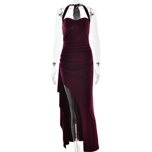 Robe longue dos nu bordeaux élégante avec fente latérale et détails froncés pour femme