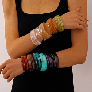 Retro-Armreifen aus Acryl mit unregelmäßigen geometrischen bunten Marmormustern für Damen