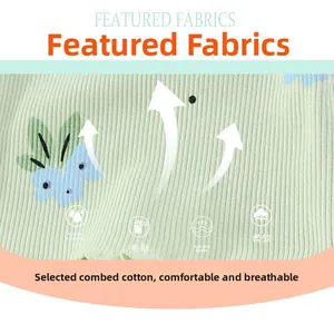 Détail du tissu en coton peigné côtelé vert clair avec motifs floraux bleus et texture respirante