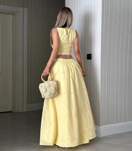 Vue détaillée du dos de l'ensemble jaune en dentelle anglaise avec fermeture boutonnée