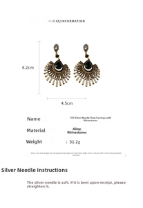 Détail des boucles d'oreilles à pompon rétro en forme d'éventail de 8,2 cm sur 4,5 cm