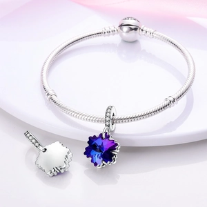 Détail du bracelet serpent en argent S925 avec pendentif fleur en cristal violet