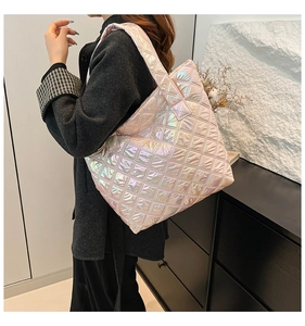 Primo piano della borsa tote olografica trapuntata con trama di cuciture a diamante lucide