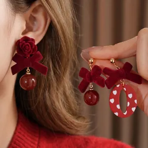 Rote beflockte Schleifen-Ohrringe mit Rosen- und Herzanhänger für elegante Anlässe