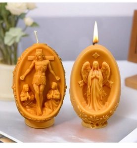 Detail der Silikonform für Ostereier mit feinem religiösem Relief von Engeln und Kreuzen