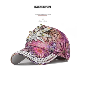 Détail d'une casquette fleurie violette avec perles, strass et motif feuille luxueux