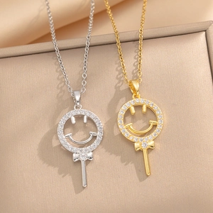 Colliers sucette smiley en acier titane doré et argenté avec détails de nœud en zircon
